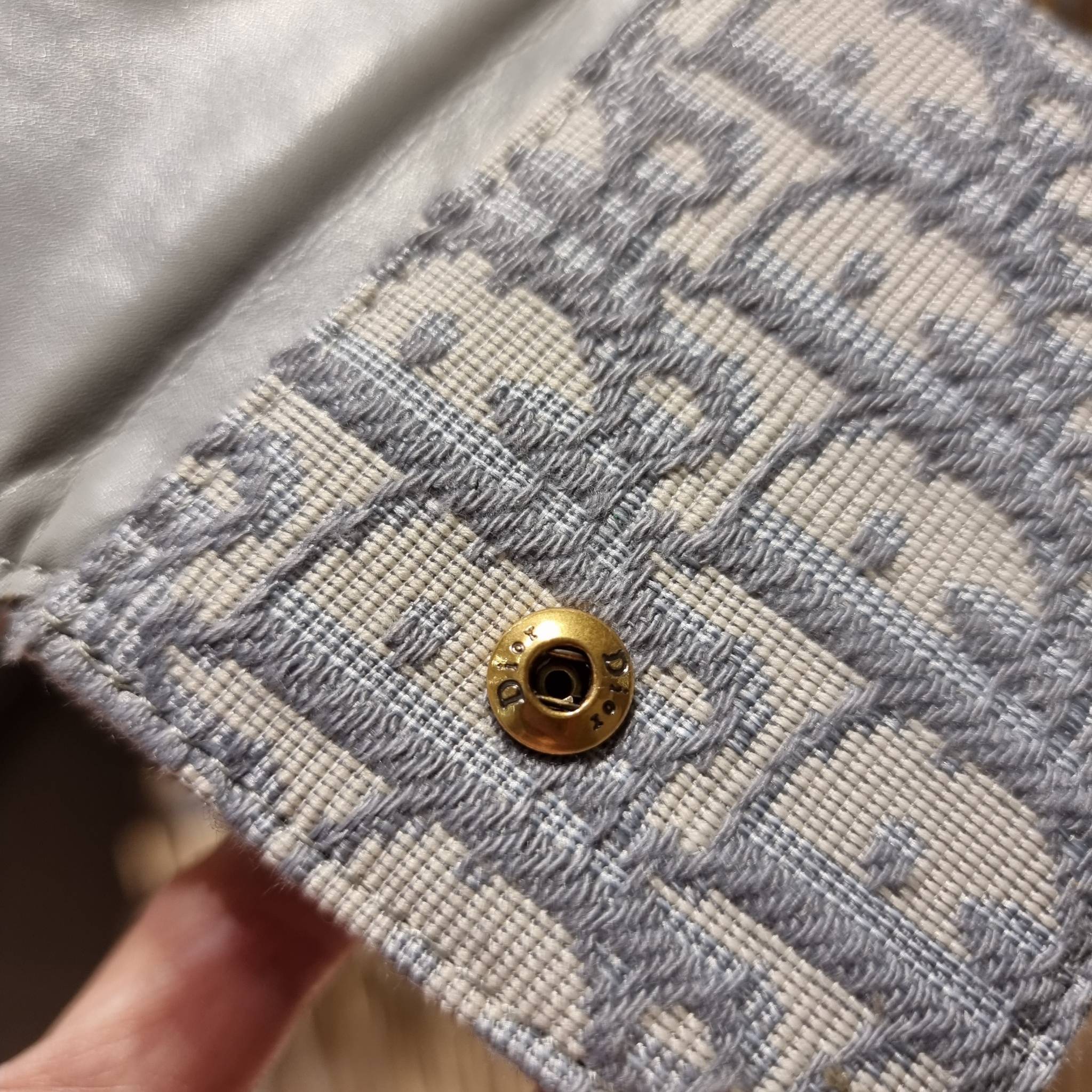 VIP 】CD MULTI WALLET WITH GWP กระเป๋าสตางค์ขนาดเหมาะมือ กะทัดรัดไม่กินพื้นที่ พรีเมี่ยมกิ๊ฟจากเคาน์เตอร์ ดีไซน์แบบพับ ใช้งานง่าย น่ารักน่าใช้จริงๆ วัสดุผ้าแคนวาสปักลาย สลับหนังแท้ภายใน ภายในมีช่องใส่บัตร ใส่ธนบัตรได้ สะดวกใช้มากๆ มาพร้อม box set ในราคาที่