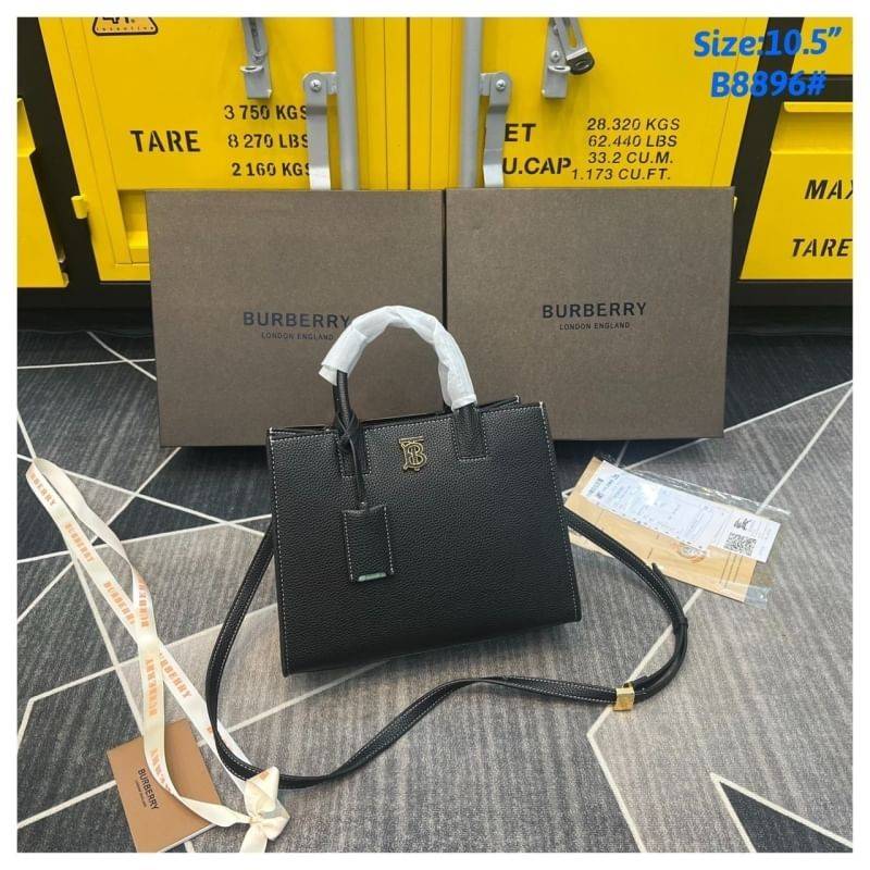 Burberry Small Frances Tote Bag / Burberry Tote Bag สวยหรูดูดีเกินต้าน กับกระเป๋าถือทรงสวย ดีไซน์ผู้ดีเรียบหรู ถือขับผิวไปเลยทุกสี สวยคม มาพร้อมหูจับในตัว พร้อมสายสะพายยาว งานจริงดีงาม สาวๆได้ไปรับรองประทับใจแน่นอนจ้า