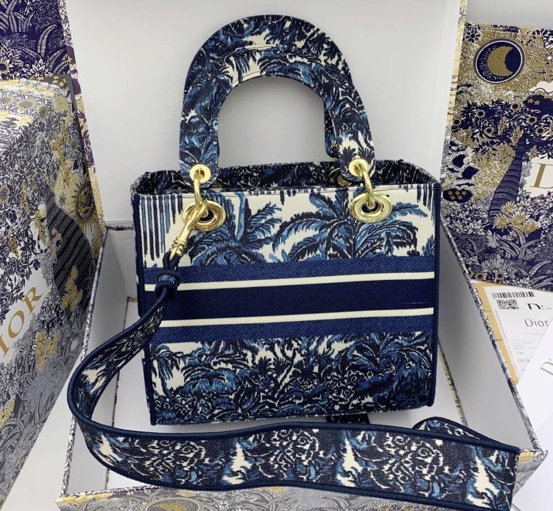 DIOR WOMEN MEDIUM LADY D-LITE BAG VIP GIFT WITH PURCHASE (GWP) พรีเมี่ยมกิ้ฟ Limited Edition จาก DIOR DUTYFREE COUNTER วัสดุหนังแท้ Calfskin หุ้มด้วยผ้า Cannage อีกชั้นและปักลวดลาย 'Dior Palm' กระเป๋า Lady D-Lite ผสมผสานความสง่างามและคลาสสิกที่เ
