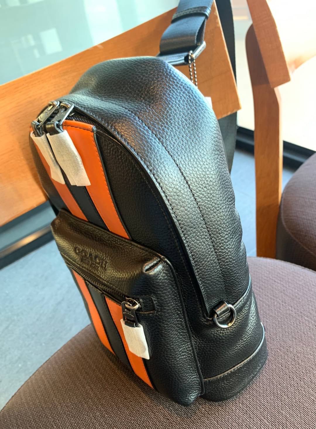 COACH WEST PACK WITH VARSITY STRIPE ((3180)) กระเป๋าคาดด้านหลัง//หรือคาดอกด้านหน้า ตามความชอบเลยค่ะ รุ่นนี้ใช้หนังแท้ชั้นดี หนังนิ่ม ด้านหน้าตัดแถบสียาวลงมา สีสวยค่ะ พร้อมช่องซิปเล็ก ช่องหลักแบบซิปคู่ ภายในโล่งลึกใส่สัมภาระจำเป็นในชีวิตประจำวันได้เยอะ มีช