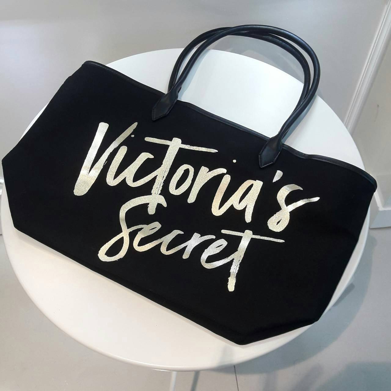 New Arrival! Victoria's Secret Canvas Large Tote Bag♡ กระเป๋าสะพายใบใหญ่ จุของได้คุ้ม! วัสดุทำจากผ้า canvas เต็มใบ ด้านหน้าแต่งโลโก้แบรนด์สีทอง สวยวับ! ด้านในบุผ้าปั้มลายเสือ มีของใส่ของจุกจิกค้า จะถือไปเที่ยวทะเลสักคืนสองคืน ใบนี้เอาอยู่คะ