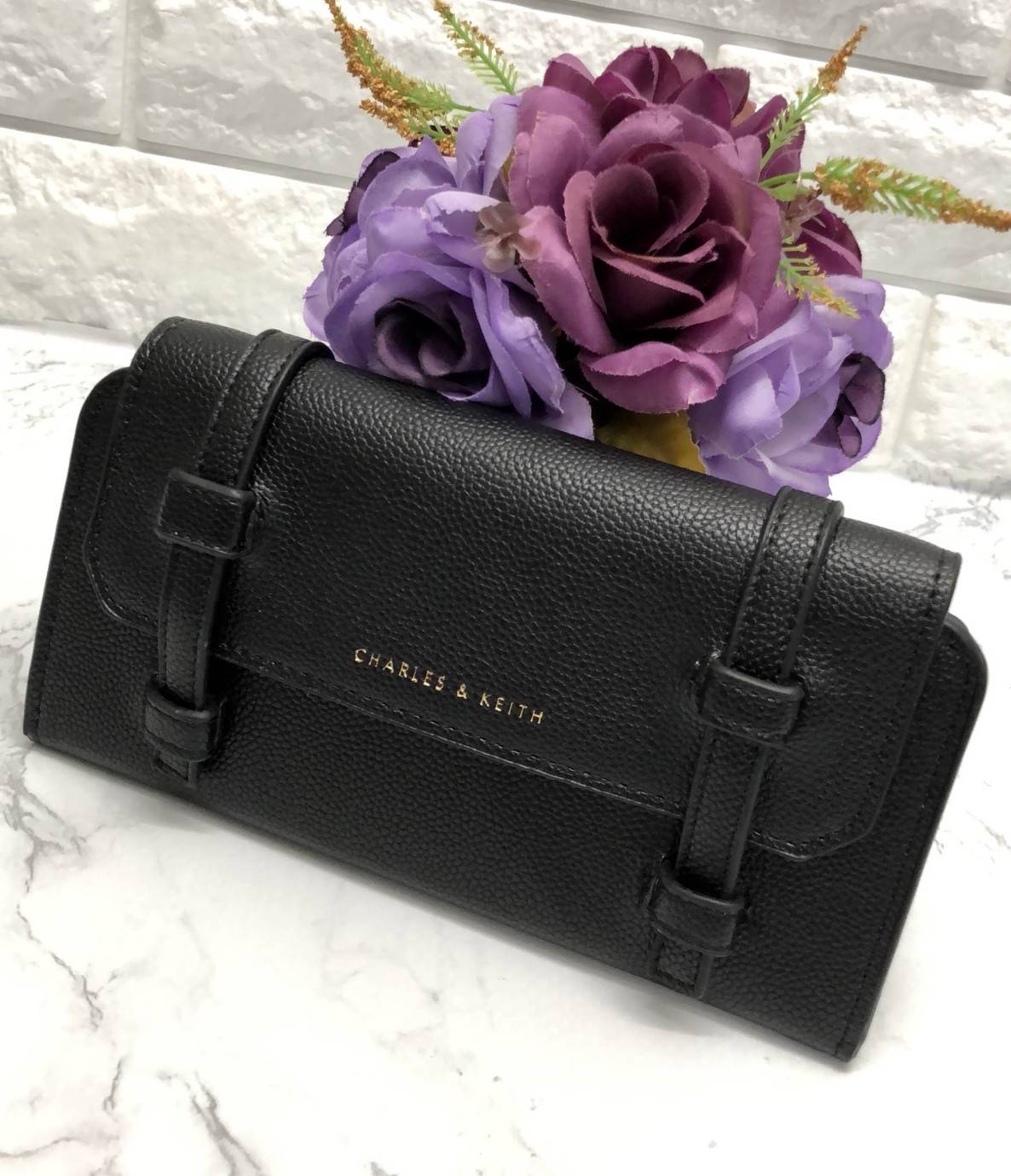 New arrival !!! CHARLES & KEITH STRAP DETAIL LONG WALLET BAG พร้อมส่งกระเป๋าสตางค์รุ่นใหม่ชนช็อป วัสดุหนังคาร์เวียสวย ดีไซน์เก๋แบบสายหนังคาดด้านหน้า เปิดปิดกระเป๋าแบบแม่เหล็ก ภายในมีช่องใส่ธนบัตร และช่องใส่บัตรถึง 10 ช่อง มีช่องซิปกลาง ด้านหลังกระเป๋ามีช่