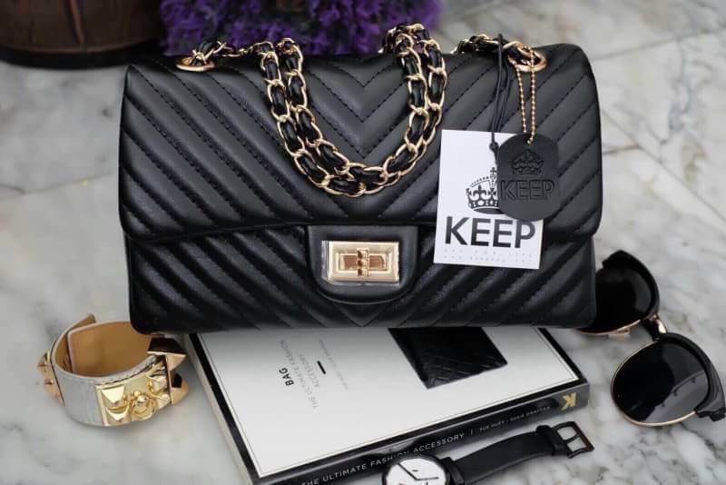 ทางร้าน ได้กระเป๋า จากแบรนด์ KEEP รุ่น KEEP shoulder chevron chain handbag สวย หรู มากๆ เลยน๊า กระเป๋าอยู่ทรง **หนังแกะนิ่มมากคะ สายโซ่สะพายสบายคะ สายปรับ สั้น ยาวได้คะ ภายในสีแดง มีช่องใส่ของจิกจิงหลายช่องแบ่งเก็บของเป็นสัดส่วนมากๆคะ **ใบจริงสวยมาก เข้าก