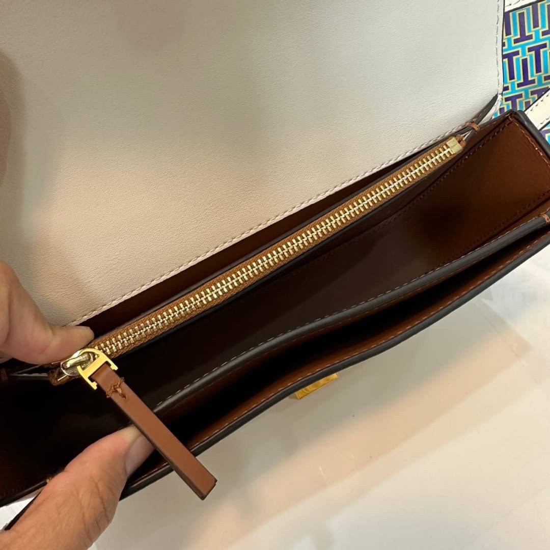 TORY BURCH ELEANOR SMALL LONG CONVERTIBLE SHOULDER กระเป๋าสะพายทรงยาว E/W Eleanor Convertible สูดหรู ดูแพง หนังแท้ เรียบสวยหรู โดดเด่นด้วยป้ายโลโก้สีทอง ลาย Double T อันเป็นเอกลักษณ์ ภายในช่องโล่งกว้างสามารถใส่โทรศัพท์ได้ทุกรุ่น สามารถใส่กระเป๋าสตางค์ใบยา
