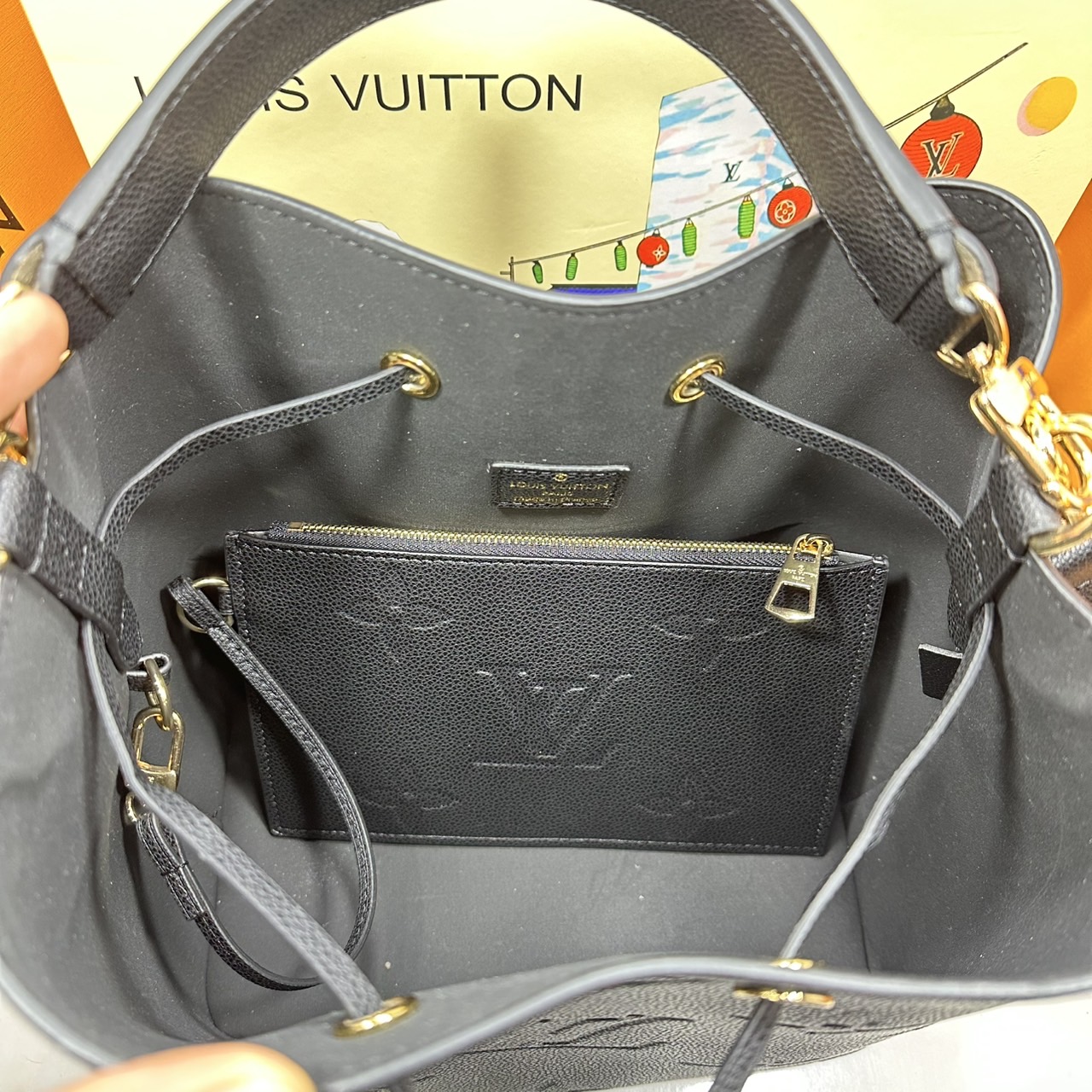 ORI หนังแท้ | LV NeoNoe MM Bucket bag Monogram Flower กระเป๋าสะพายทรงบัคเก็ต เอกลักษณ์ LV และลาย Monogram Flower อันโดดเด่นเพิ่มสไตล์ มีเสน่ห์ชวนหลงใหล