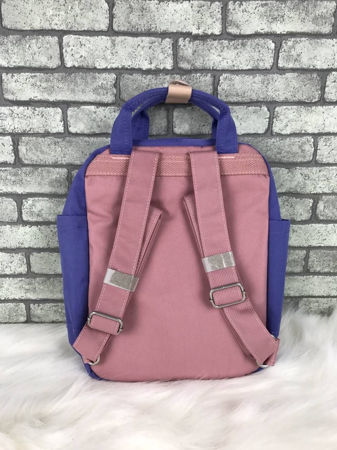 DOUGHNUT MACAROON MINI BACKPACK กระเป๋าเป้สีหวาน สามารถสะพายหลัง/ถือน่ารักๆ ได้เลยค่ะ วัสดุผ้าไนล่อน สามารถกันน้ำซึมได้ระดับนึง ด้านหน้ามีช่องเก็บของได้นะคะ เปิดปิดด้วยซิปบน ด้านข้างเก็บของได้จุกจิก ด้านในมีช่องใส่ของ ใส่ Ipad จุของคุ้มจริงๆค่า สายสะพายด้