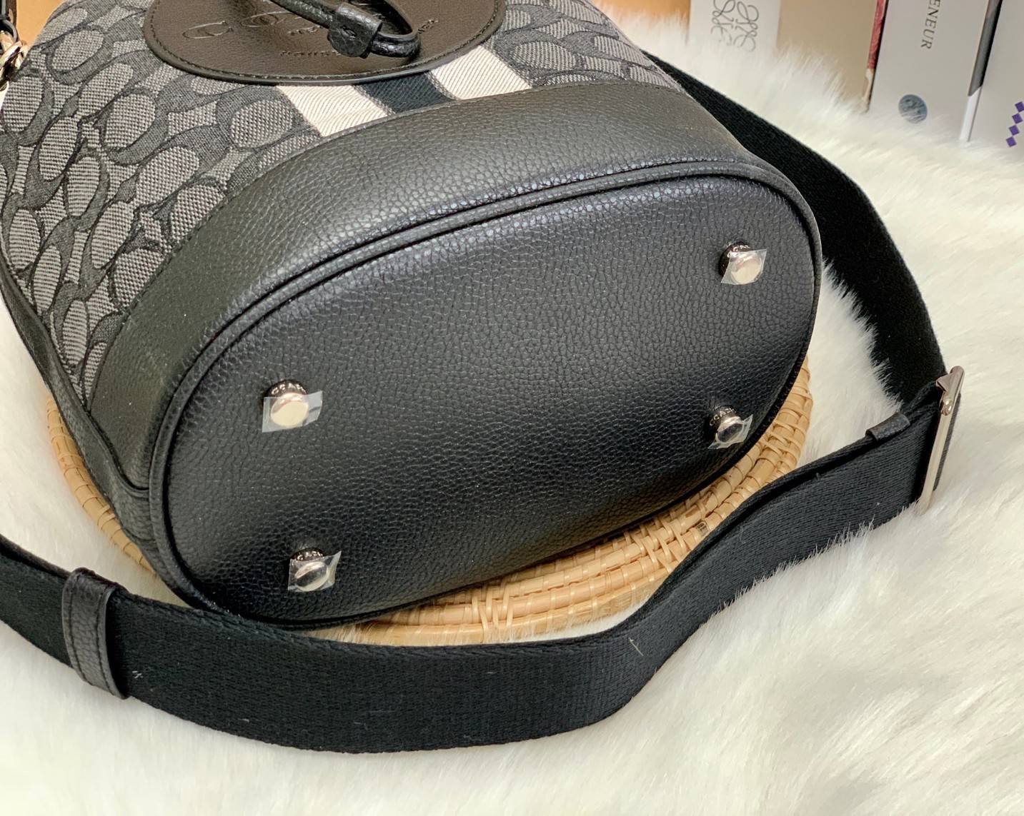 สวยหรู ดูดีมากๆ บอกเลย ไม่มีคือพลาดจร้าา! COACH DEMPSEY DRAWSTRING BUCKET BAG ((C4100//C4102)) พร้อมส่งที่ไทยอีกครั้ง! กระเป๋าทรงขนมจีบ หนังแท้นิ่มสวยมากๆค่ะ จุดเด่นด้านหน้าปั้มโลโก้แบรนด์ ปากกระเป๋าแบบหูรูดใช้งานง่าย ภายในสามารถใส่ของจำเป็นในชีวิตประจำวั