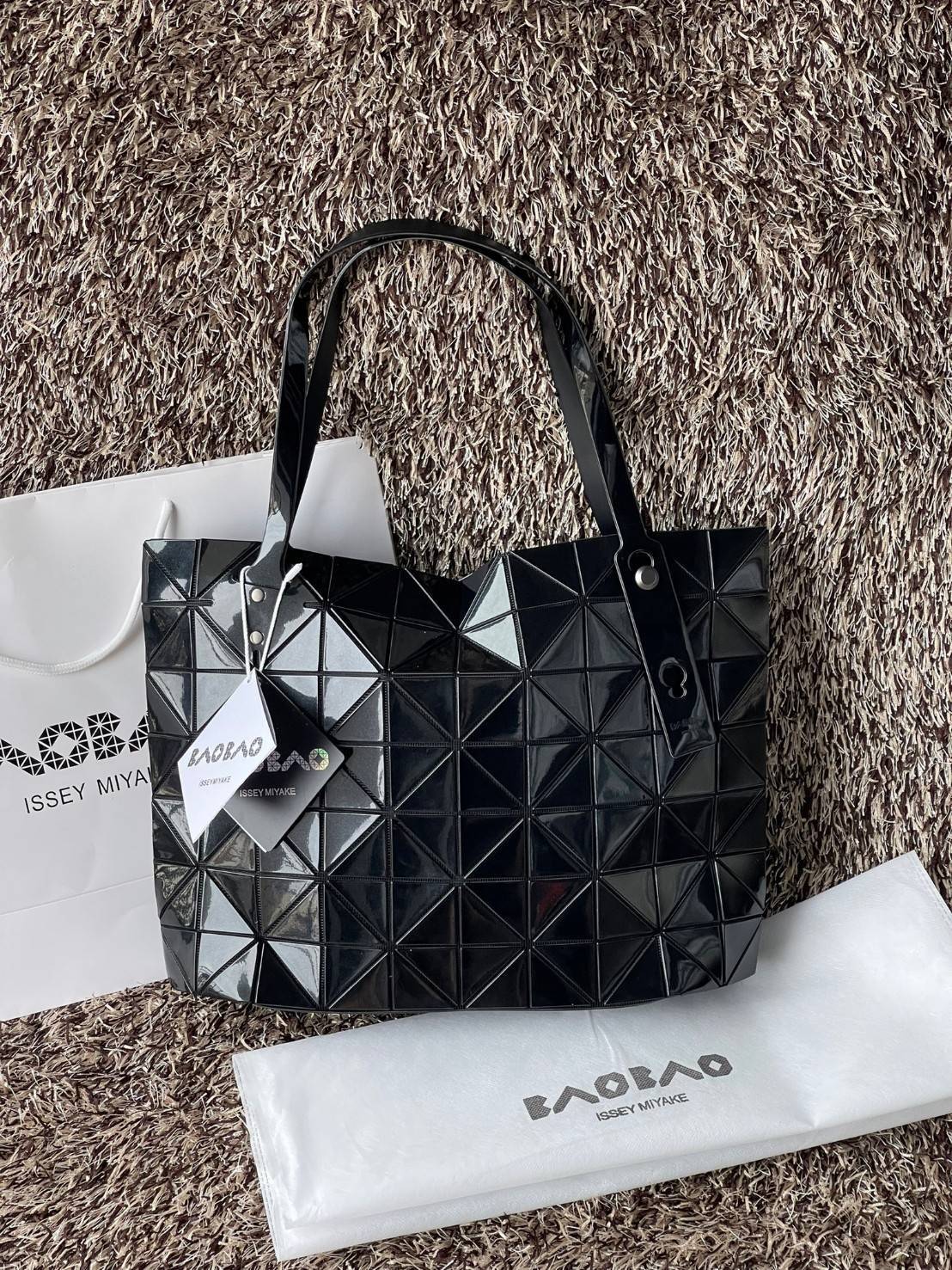 Bao Bao Issey Miyake ROCK MATTE ซีรีส์นี้จะเป็นทรงสี่เหลี่ยมผืนผ้า มีซิปปิดด้านบน ถือเป็นรุ่นที่เหมาะกับการใช้งานในชีวิตประจำวัน สามารถพับมุมและบริเวณด้านล่างของกระเป๋าเพื่อเพิ่มความสะดวกสบายในการใช้งาน ทั้งยังช่วยให้วางกระเป๋าในแนวตั้งได้อีกด้วย แผ่นต่อส