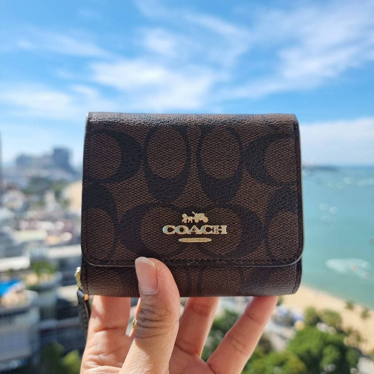 OUTLET 】COACH F41302 SMALL TRIFOLD WALLET IN SIGNATURE CANVAS สวยคลาสสิค พกพาง่าย ใบเล็กน่ารักน่าใช้ ต้องยกให้ใบนี้จ้า 💗💋 ตอบโจทย์คนชอบพกน้อยที่สุด!! กระเป๋าสตางค์ใบสั้นหนังแคนวาสเคลือบคุณภาพดี ภายในเป็นหนังแท้ ใส่บัตร ใส่ธนบัตรได้ทุกชนิด 