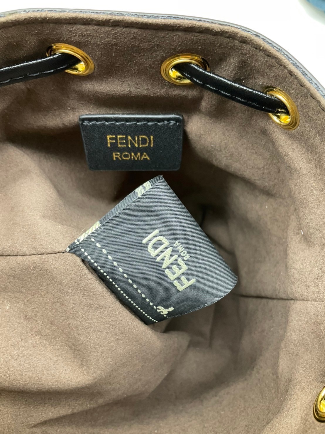 FENDI Mon Tresor Beige and black straw mini bag / Mon Tresor bucket bag made of natural-coloured woven straw with a moss-stitch effect, with black straw Fendi lettering. กระเป๋าสะพายทรงบัคเก็ตมินิน่ารัก อะไหล่ปั้มแบรนด์สีทอง Rare items เด็ดๆแบบนี้ห้ามพลาด