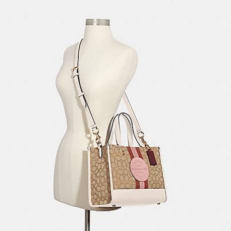 พร้อมส่ง 4ลาย 🌈ไม่มีในช๊อปไทยจร้าา😘 COACH DEMPSEY CARRYALL IN SIGNATURE JACQUARD WITH STRIPE AND COACH PATCH (C2826,C1527,C4113) พร้อมส่งความสวย! คุณภาพจัดเต็มค่ะ กระเป๋าทรงTote วัสดุ Jackquard+หนังแท้ ได้ลงตัวสวยงาม ด้านหน้ามีโลโก้แบรนด์ว