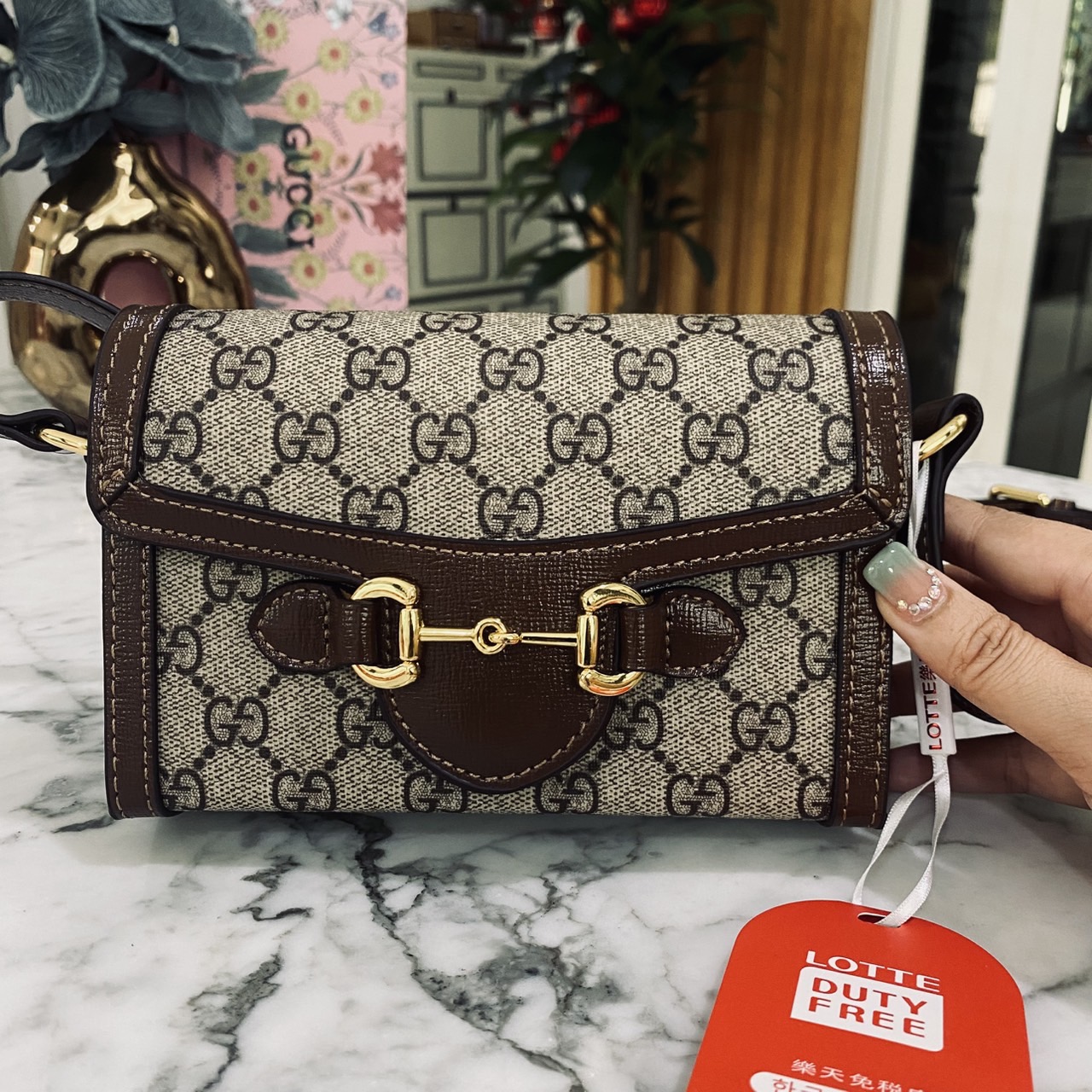 GUCCI Horsebit 1955 Mini Bag กระเป๋าสะพายทรงกล่องสวยอยู่ทรง ใส่โทรศัพท์หรือของใช้เล็กน้อยได้อย่างคล่องตัว แฝงความหรูราคาดีงามจัดมาให้พร้อม box set เป็นใบที่จะหยิบใช้ได้บ่อยๆ ด้วยขนาดกำลังดีใบนี้เอาอยู่เลยค่ะ