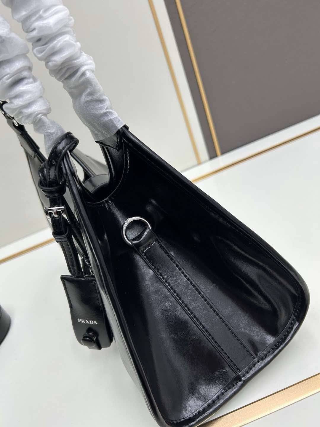 ORI หนังแท้ | Prada Medium leather tote bag 32cm กระเป๋าสะพายทรงโฮโบ คลาสสิคหนังเงาสวยหรูดูแพง ใบใหญ่กำลังดี ดีไซน์ใหม่ล่าสุด ภายในโล่งกว้าง จุของได้สบายๆ พกพาไปไหนก็สะดวก