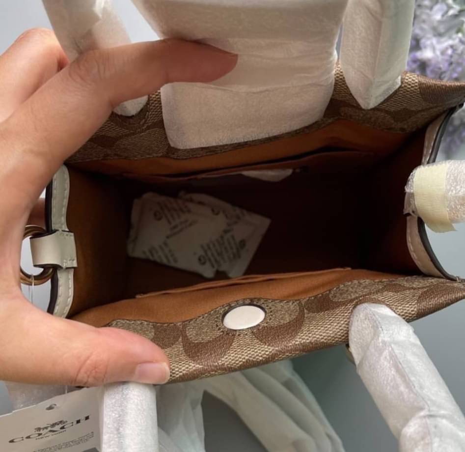 COACH MINI CALLY CROSSBODY IN SIGNATURE ((3599, 2184, 5693, 2134, 2183)) พร้อมส่งที่ไทยทันที! กระเป๋าสะพายครอสบอดี้ร์ กระเป๋าครอสบอดี้โท้ทมินิไซส์ รุ่นใหม่สุดฮอต!! ใบจริงคือน่ารักม้ากกกก!! สวยอยู่ทรง น่ารักน่าใช้ ทรงTote ปากกระเป๋าเปิดปิดแบบแม่เหล็ก ภายใน