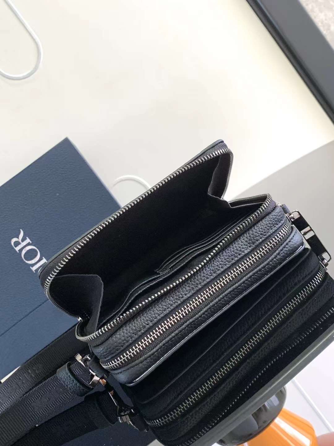 DIOR Zipped Pouch with Strap Black Dior Gravity Leather / Dior Trunk Messenger Bag กระเป๋าสะพายทรงแมสเซ็นเจอร์ ทรงพอชรูปทรงทันสมัย สง่างามเหนือกาลเวลา เกรดท็อปออริ สลับแท้ 1:1