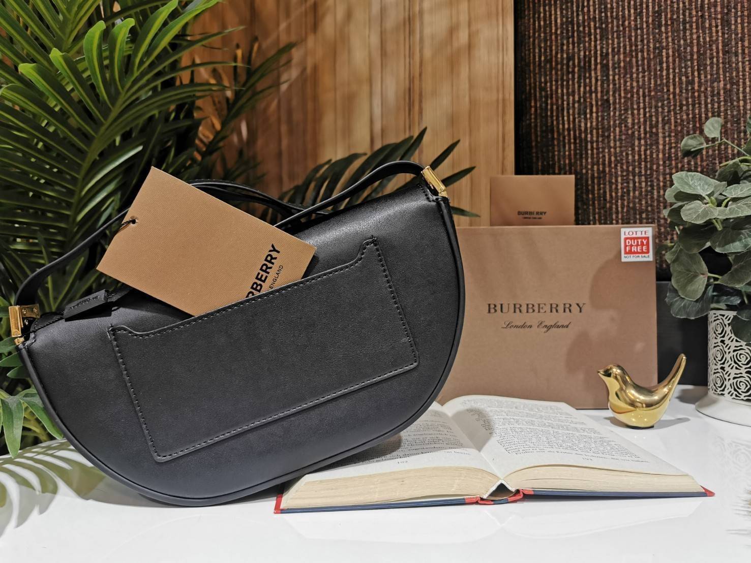 BURBERRY FRAGRANCES HALFMOON BAG VIP GIFT WITH PURCHASE (GWP) กระเป๋าสะพายพรีเมี่ยมกิ๊ฟ Limited Edition รุ่นใหม่จากน้ำหอม BURBERRY DUTY FREE วัสดุหนังแท้ CalfSkin ดีไซน์สวยหรูอยู่ทรงมีโลโก้แบรนด์และช่องซิปด้านหน้า ด้านหลังมีช่องใส่ของ เปิดปิดด้วยฝาปิดแม่เ