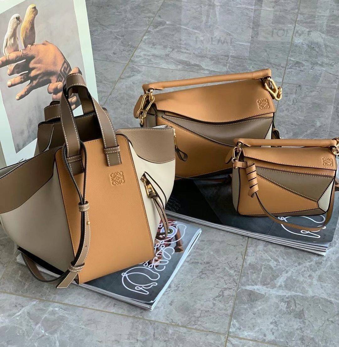 LOEWE HANDLE & SHOULDER BAG GIFT WITH PURCHASE GWP รุ่น Rare items สุดๆวัสดุหนังแท้ Calfskin หนังสวยดีไซน์มีเอกลักษณ์ ใบใหญ่กำลังดี น้ำหนักเบา สามารถปรับได้หลายทรง ด้านข้างมีซิปปรับขยายได้ ภายในโล่งกว้าง ใส่กระเป๋าสตางค์ กล้อง มือถือ ของใช้ได้เยอะ หูหิ้วห