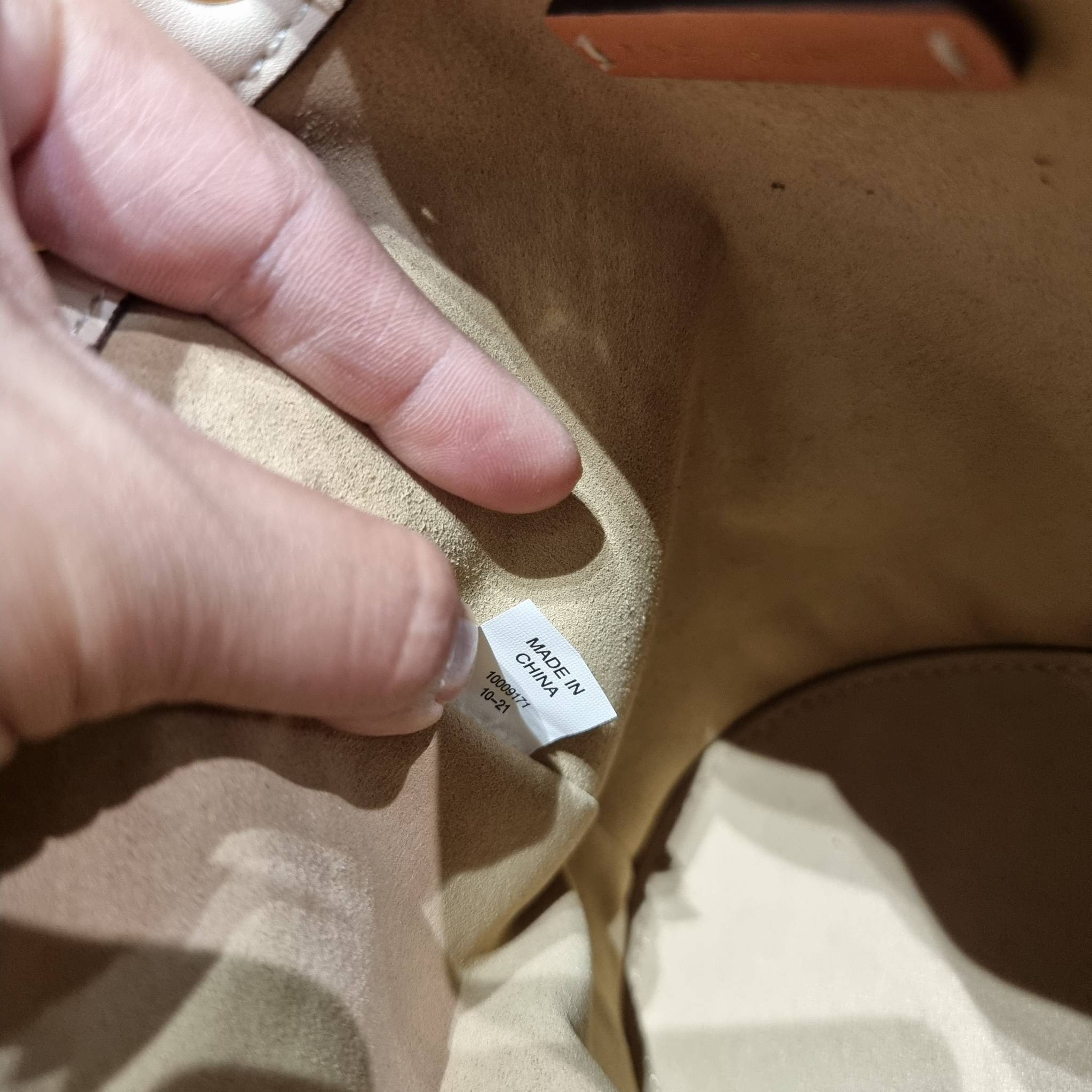 TORY BURCH MINI T MONOGRAM FLORAL BUCKET BAG คอลเลคชั่นใหม่ พร้อมเสิร์ฟความสวยให้ถึงบ้าน!! กระเป๋าบัคเก็ตทรงยอดนิยม ไซส์มินิ ดีไซน์ใหม่ล่าสุด สไตล์งานคราฟ มีลูกเล่นประดับดอกไม้กับตัวกระเป๋า และตัวรูดสาย วัสดุผ้า jacquard ตัดสลับหนังแท้ หูจับและขอบกระเป๋าต