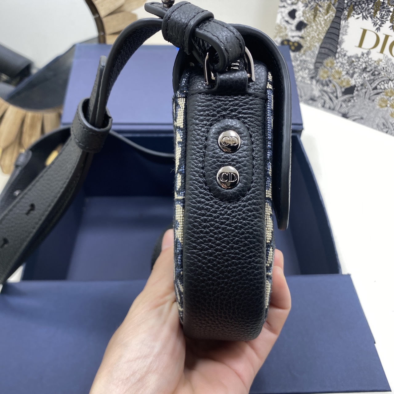 ORI หนังแท้ | DIOR Mini Saddle Bag กระเป๋าสะพาย คาดอก ผ้าแจ็กการ์ดลาย Oblique สีเบจและสีดำ นำเสนอมุมมองใหม่ให้กับดีไซน์ไอคอนิกด้วยรูปทรงที่ทันสมัย