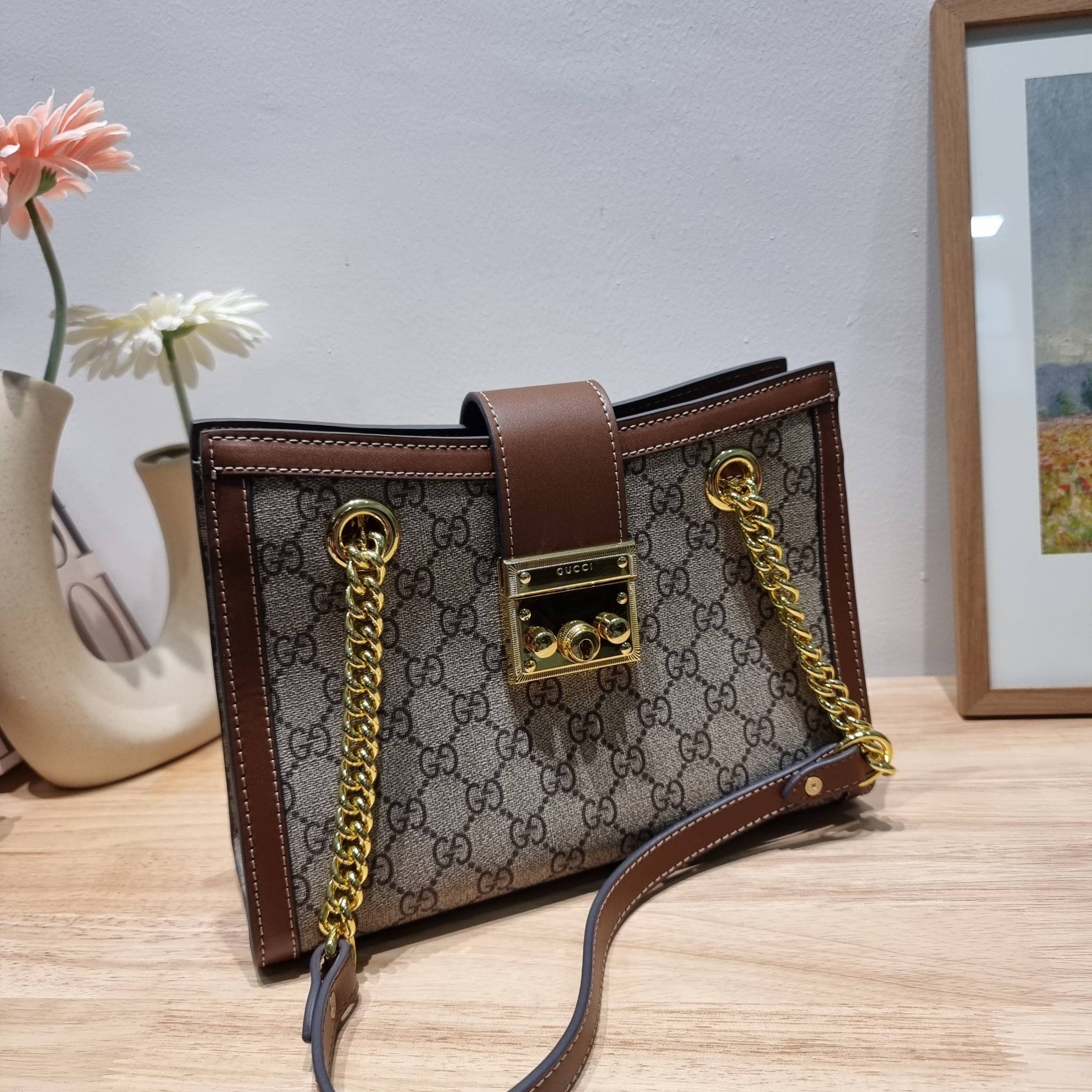 GUCCI padlock shoulder bag กระเป๋าสะพายไหล่ สวยผู้ดี ทรงดี ใช้งานง่าย วัสดุหนังแคนวาส ปากกระเป๋ามีแถบหนังคาดและอะไหล่กดล็อค โดดเด่นและเพิ่มความหรู