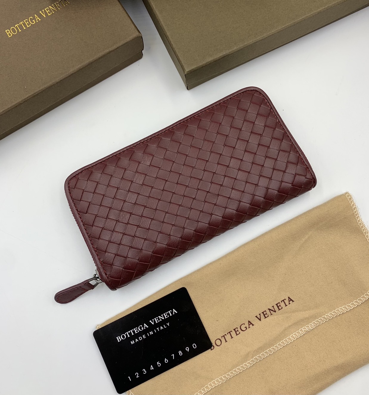 หนังแท้ BOTTEGA VENETA LONG WALLET ZIP AROUND / BV Wallet / BV Long Wallet พร้อมส่งที่ไทย กระเป๋าสตางค์ใบยาวซิปรอบ งานหนังแท้ทั้งใบ รุ่นตามหา เป็นรุ่นยอดนิยม ใช้ได้ทั้งหญิงชาย คลาสสิกหยิบมาใช้งานได้บ่อยที่สุด ใช้ทนทานได้นานภาพสินค้าถ่ายจากงานขายจริง ใช้งา