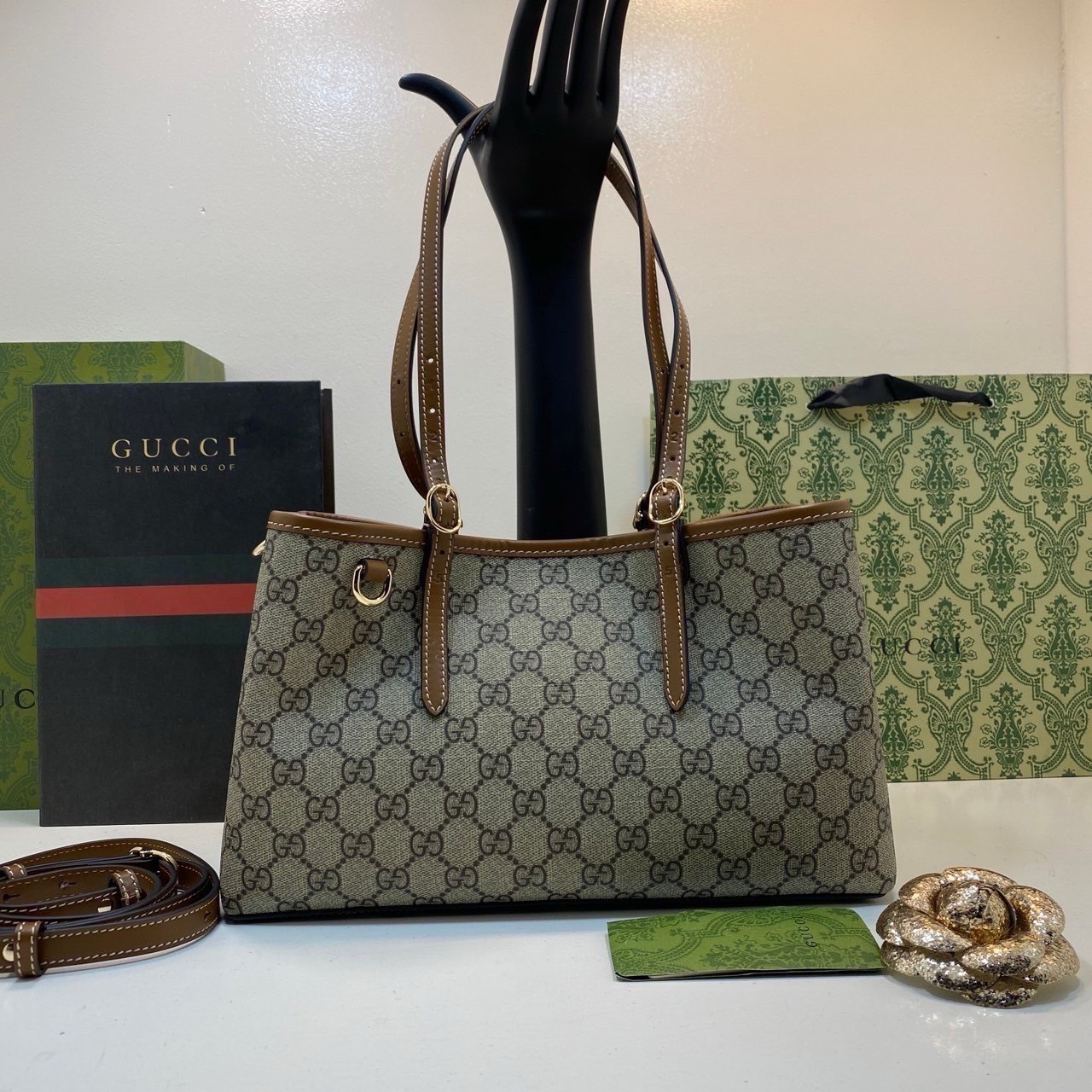 Top ORI หนังแท้ | GUCCI GG Emblem medium tote bag 30cm / GUCCI Tote Bag กระเป๋าสะพายทรงโท้ท คอลเล็กชั่นใหม่ตีความประวัติศาสตร์แห่งความสง่างามและงานฝีมือของแบรนด์ขึ้นใหม่