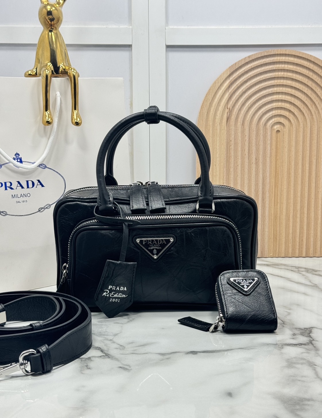ORI หนังแท้ | Prada Antique nappa leather multi-pocket top-handle bag กระเป๋าสะพายทรง keepall มีช่องซิปด้านหน้าพร้อมหูจับ งานหนังยับดีไซน์เอฟเฟกต์เท็กซ์เจอร์ที่มีเสน่ห์สไตล์วินเทจ พร้อมทริกห้อยเพิ่มสไตล์สัมผัสที่โดดเด่นและร่วมสมัยยิ่งขึ้น