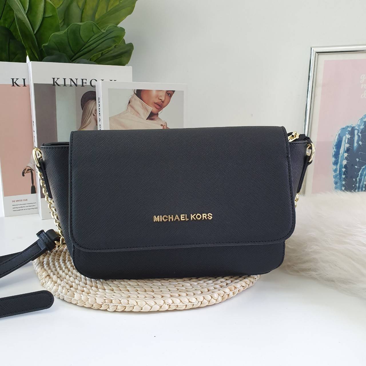 Michael Kors Crossbody Bag กระเป๋าสะพายแบบ crossbody หนังลาย saffiano เปิดปิดด้วยซิปแบรนด์ อะไหล่ทอง ด้านหน้าประดับโลโก้ โลหะแบรนด์ ด้านในบุผ้าแบรนด์สวยหรู น้ำหนักเบา มีช่องซิปใส่ของจุกจิกและช่องใส่มือถือ มาพร้อมสายสะพายยาวโซ่ทอง+หนัง ปรับได้หลายระดับ ขนา