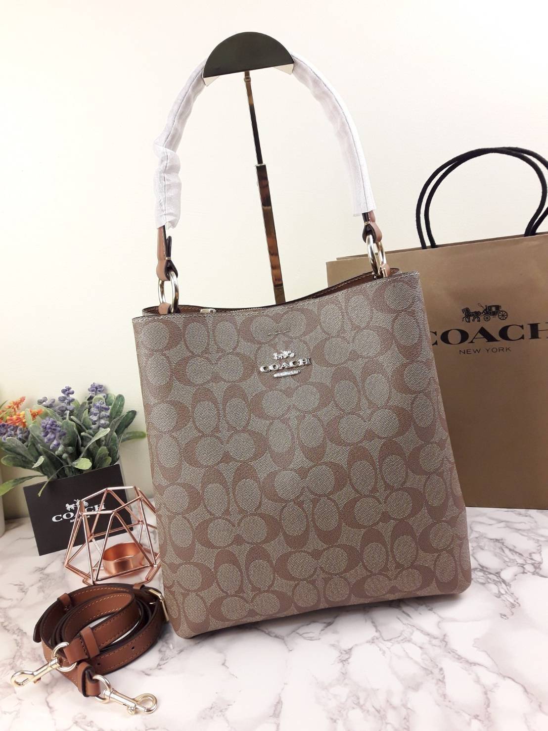 ใบใหญ่ 10" COACH TOWN BUCKET BAG IN SIGNATURE CANVAS (COACH 91512) 🌺 เป็นสีที่ขายดีมากๆ และหายากมากๆด้วย!! //ขนาด 10 นิ้ว ใส่ของได้จุใจ!! //กระเป๋าสะพายข้าง //วัสดุหนังแคนวาสอย่างดี หนังสวย อยู่ทรง มีสายสะพายยาว ใช้สะพายเป็นคลอสบอดี้ได้ สายยา
