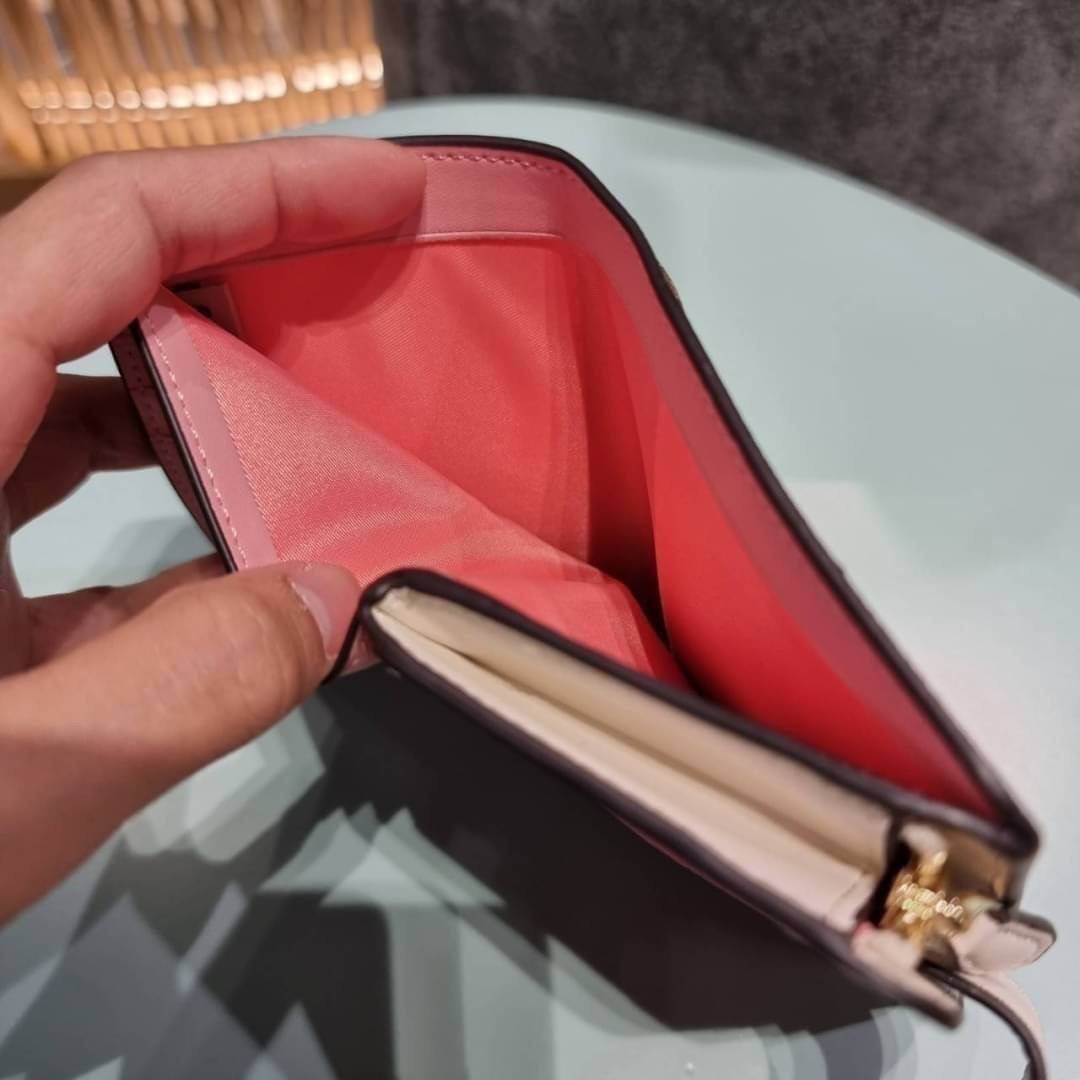 COACH C3375 MEDIUM CORNER ZIP WALLET IN SIGNATURE CANVAS WITH DAISY PRINT ดีไซน์ใหม่ล่าสุด!! คอลเลคชั่นลายพริ้นท์ เพิ่มลูกเล่นให้กระเป๋าสตางค์ของคุณ กับกระเป๋าสตางค์ใบกลาง ขนาดกำลังเหมาะมือ วัสดุหนังแคนวาส ดูแลรักษาง่าย มีช่องใส่บัตรและธนบัตรครบ และช่องซิ