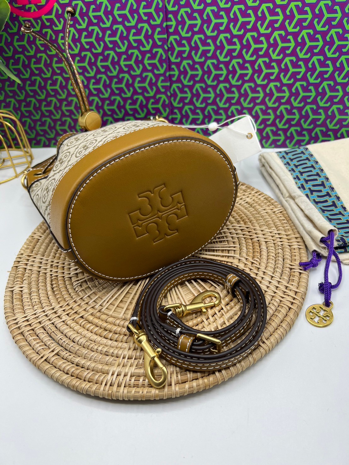 TORY BURCH Mini T Monogram Bucket Bag / Tory Mini Bucket Bag กระเป๋าทรงบัคเก็ต ไซส์มินิสุดคลาสสิก กระเป๋าทรงขนมจีบ