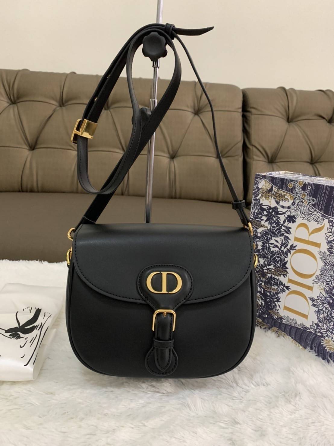 Dior Bobby Bag (GWP) พรีเมี่ยมกิ้ฟ Limited Edition วัสดุหนังแท้ Calfskin อะไหล่ทอง กระเป๋าหรูยอดฮิต ดีไซน์เป็นทรงโค้งเรียบหรูแบบโบฮีเมียนนิดๆ ด้านหน้าประดัลโลโก้ CD เด่นชัด ตอกย้ำความเป็นแบรนด์หรู Christian Dior แมทกับชุดได้ง่าย ใช้ได้ทุกวัน ทั้งสะพายไหล่
