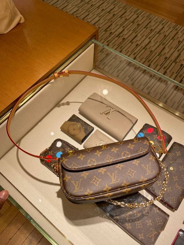 LV IVY WALLET ON CHAIN กระเป๋าสะพายกึ่งกระเป๋าสตางค์ รุ่นยอดนิยม สุดคุ้มด้วยลูกเล่นที่หลากหลาย สายสะพาย 2 เส้น สะพายไหล่และสะพายข้าง