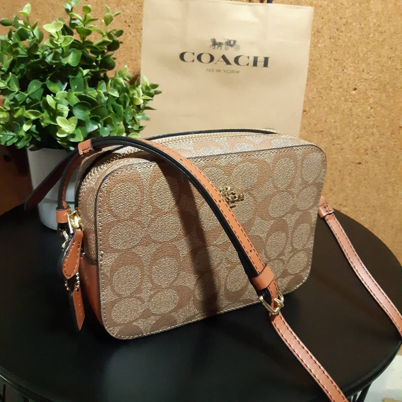 COACH 91677 MINI CAMERA BAG IN SIGNATURE CANVAS ขายดีที่สุด!! กระเป๋าสะพายข้างไซส์มินิ คลาสสิคอยู่ทรง อะไหล่ทองตัดดูหรู วัสดุหนังแคนวาสเคลือบลาย เปิด-ปิดด้วยซิป สายสะพายปรับได้ตามตัว ใบนี้แมทช์ได้ทุกลุค ใช้เป็น everyday bag ได้สบายๆเลยจ้า
