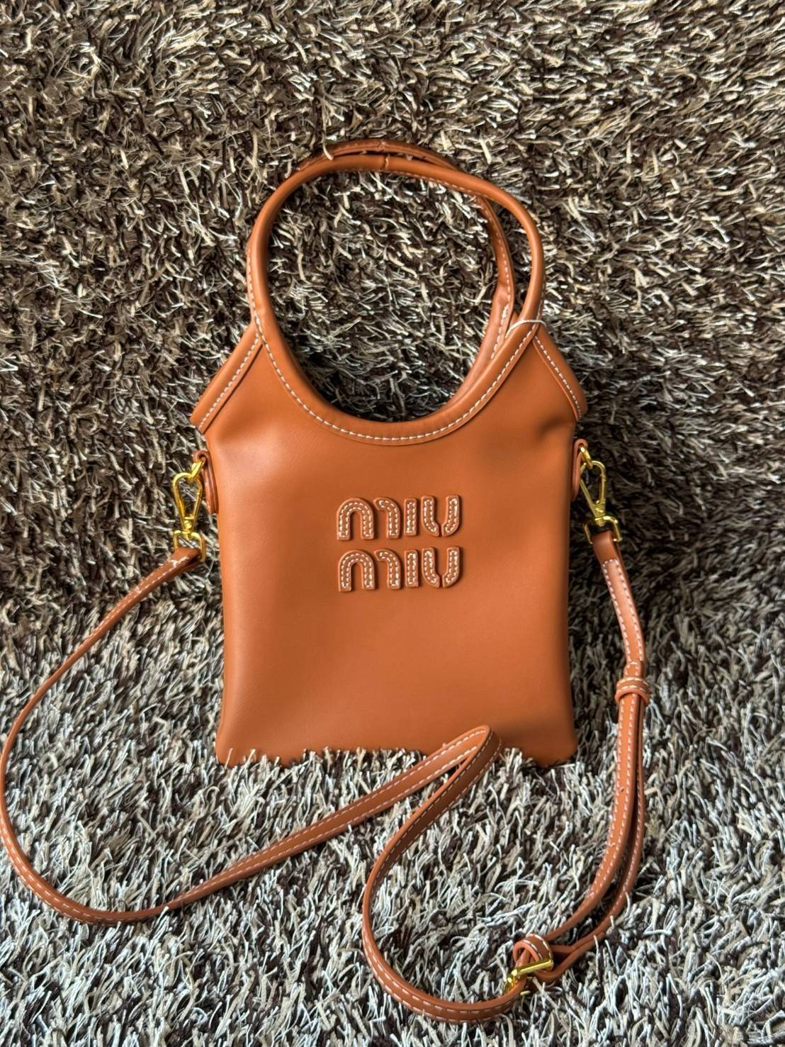 MIU MIU IVY leather handbag / Miu Miu ivy mini tote กระเป๋าสไตล์คลาสสิก มาในดีไซน์เรียบแต่โก้ ให้ลุคที่ดูเท่มั่นใจ สามารถถือและสะพายได้ จุดเด่น ที่โลโก้หนังตัวนูน ที่เสริมให้กระเป๋าดูแฟชั่นและทันสมัย