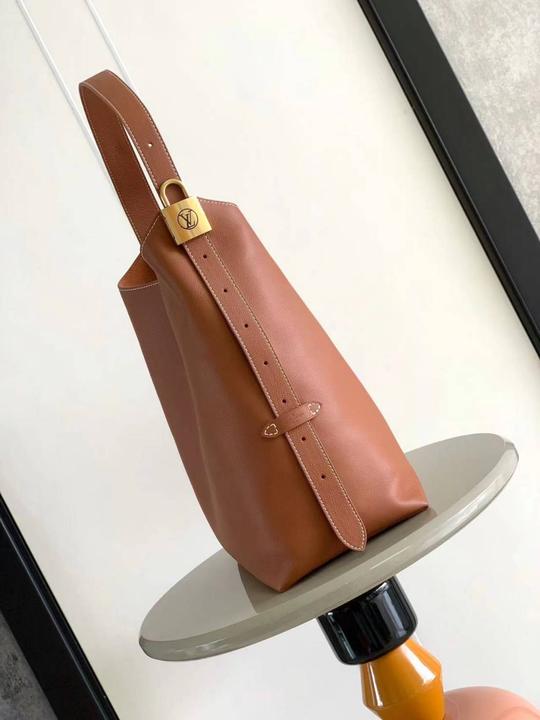 TOP ORI | หนังแท้ LV Low Key Hobo MM Bag เกรดเทียบแท้เทพดีสุด กระเป๋าสะพายทรงโท้ทรุ่นใหม่ เผยความเรียบหรูมีระดับด้วยรูปทรงเรียบง่ายและงานฝีมือประณีตไร้ที่ติ