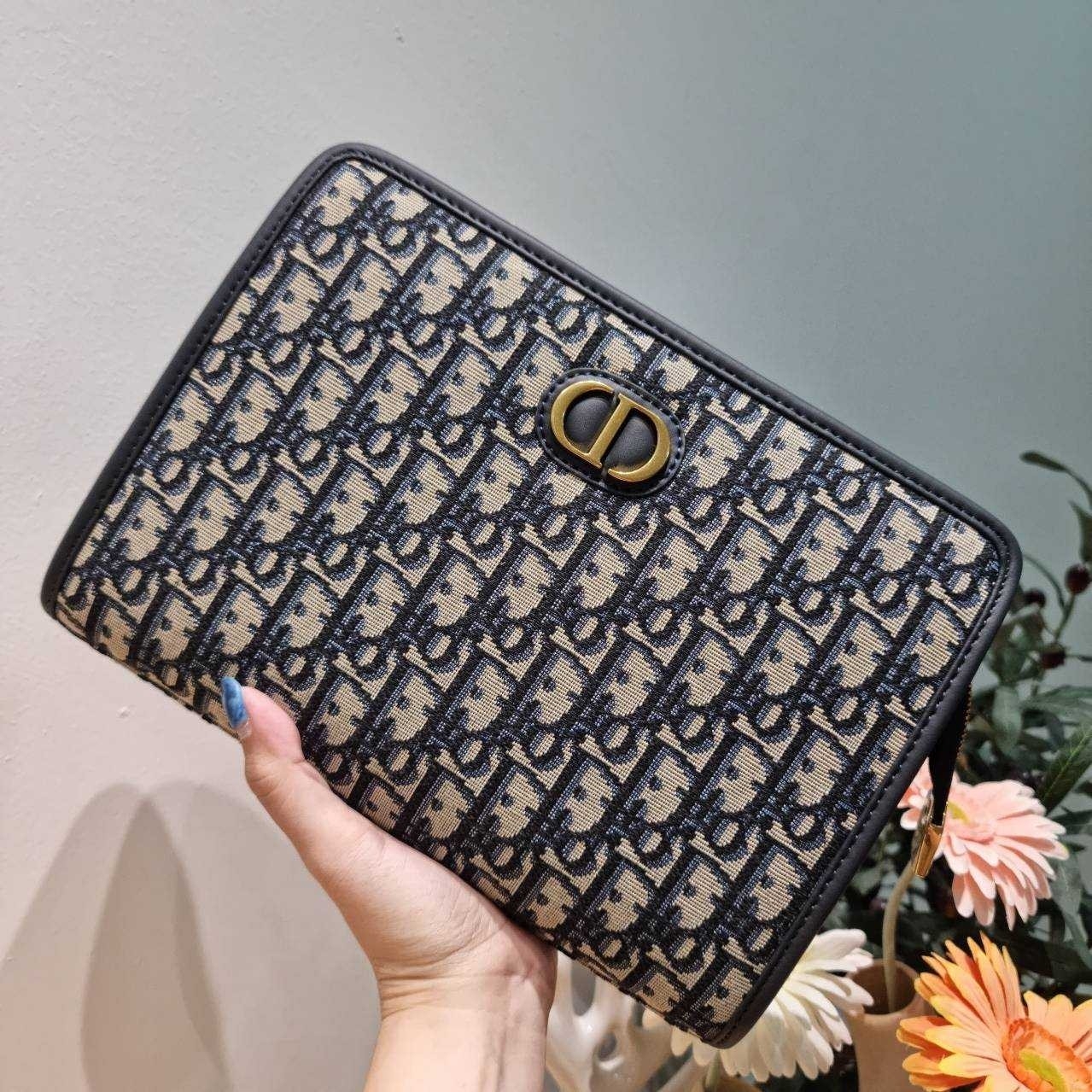 CD 30 MONTAIGNE DEA POUCH Dior Oblique กระเป๋าทรงพอชสุดชิค ที่มีทั้งความหรูหราและสปอร์ตในตัว พกพาง่าย ใช้งานสะดวก