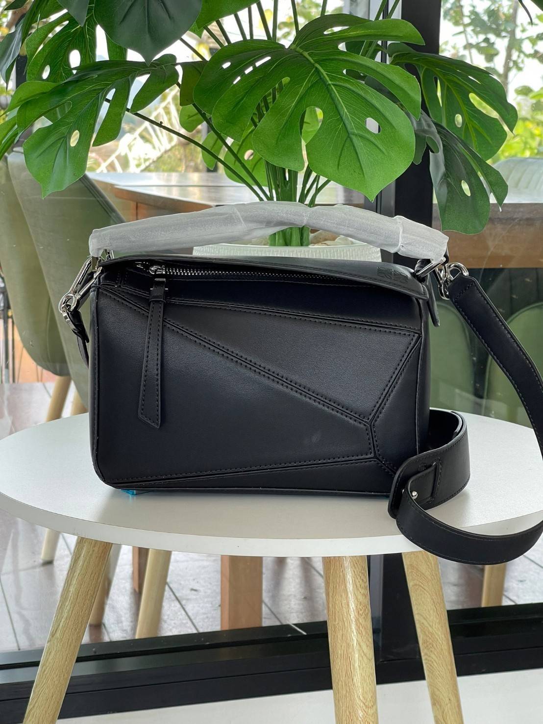 Loewe Puzzle Bag In Classic กระเป๋าทรง Puzzle นี้ออกแบบโดย Jonathan Anderson โดยได้รับแรงบันดาลใจในการออกแบบมาจากรูปทรงของลูกรักบี้ ดังนั้น จึงจะเห็นได้ว่าการตัดเย็บและรูปทรงของกระเป๋านั้นคล้ายคลึงกับลูกรักบี้ รูปทรงดูมินิมอลไม่ทิ้งคอนเซ็ปต์ของแบรนด์ สามา