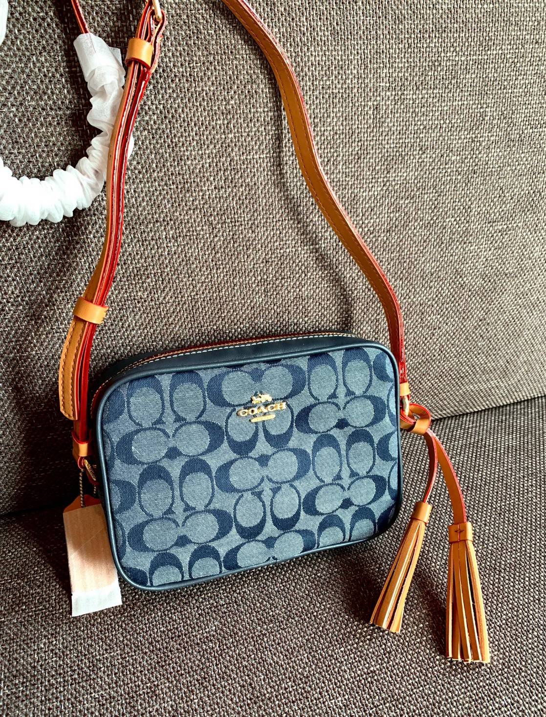 COACH MINI CAMERA IN SIGNATURE CHAMBRAY ((C8666)) 📣พร้อมส่งที่ไทย กับคอลเลคชั่นใหม่ล่าสุด ที่คุณต้องมี! กระเป๋าทรงกล่อง น้ำหนักเบา วัสดุผ้า Chambray ทอลายแบรนด์ตัดขอบหนังแท้ได้สวยงามค่ะ **ผ้าChambrayจะเหมาะกับหน้าร้อนนี้ได้ดีทีเดียวค่ะ**