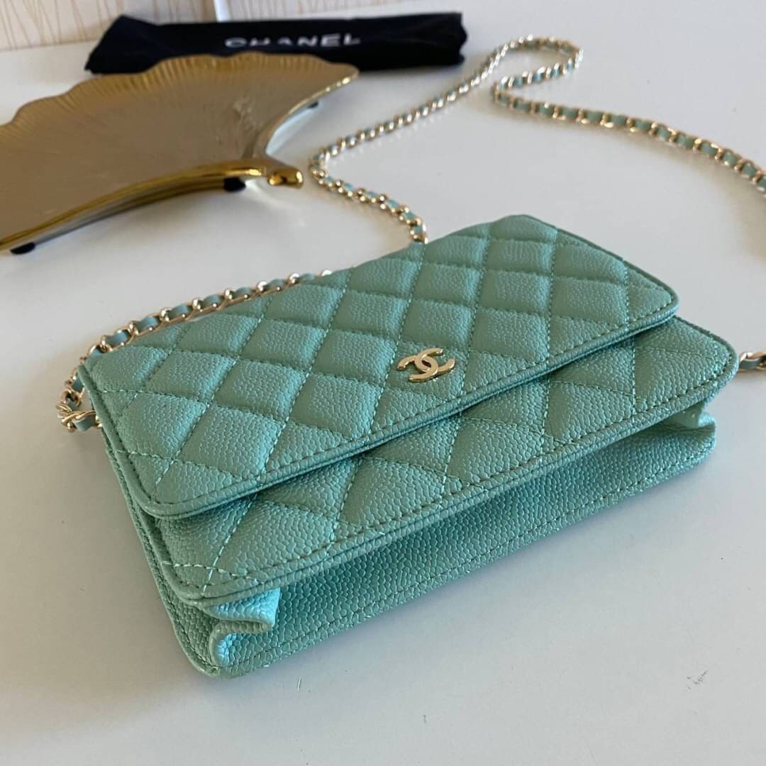 หนังแท้ VIP GIFT CHANEL CLASSIC CROSSBODY CHAIN IN PASSTEL BAG ทำไมน่ารักขนาดนี้ ^^ สีโทนพาสเทลละมุนมากค่ะ งานหายาก สายคิ้วห้ามพลาดเลยน้าาา วัสดุหนังลายคาเวียร์ อยู่ทรงคุณภาพดีตามแบบฉบับของแบรนด์ ขนาดกำลังดี น้ำหนักเบา ด้านหน้ามีโลโก้แบรนด์อะไหล่หรู มีช่อ