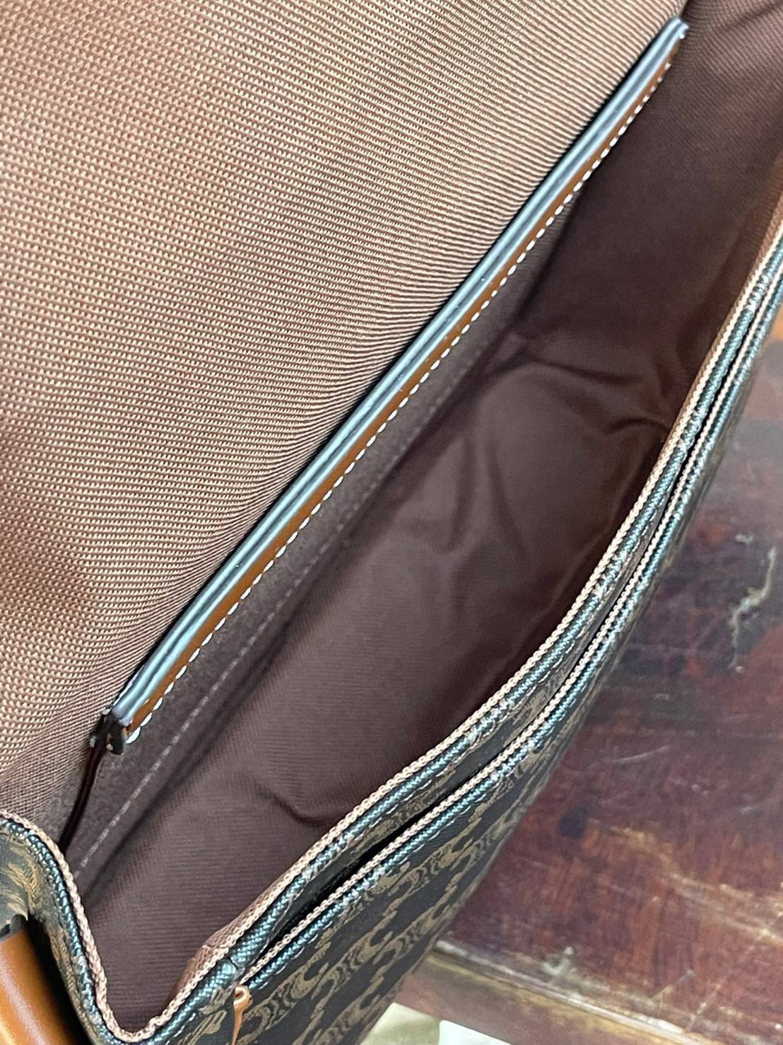 VIP 】Celine Messenger Folco Bag in Triomphe Canvas โดดเด่นไม่เหมือนกับลวดลายแคนวาสที่เป็นเอกลักษ์แบรนด์แบบไม่เหมือนใครให้ด้วยความเรียบหรูดูทางการ เพิ่มความภูมิฐานให้กับคุณอย่างลงตัวเลยทีเดียวสำหรับกระเป๋าทรงแนวนอน ซึ่งเป็นกระเป๋าที่ได้รับความนิยมอย่างมาก 