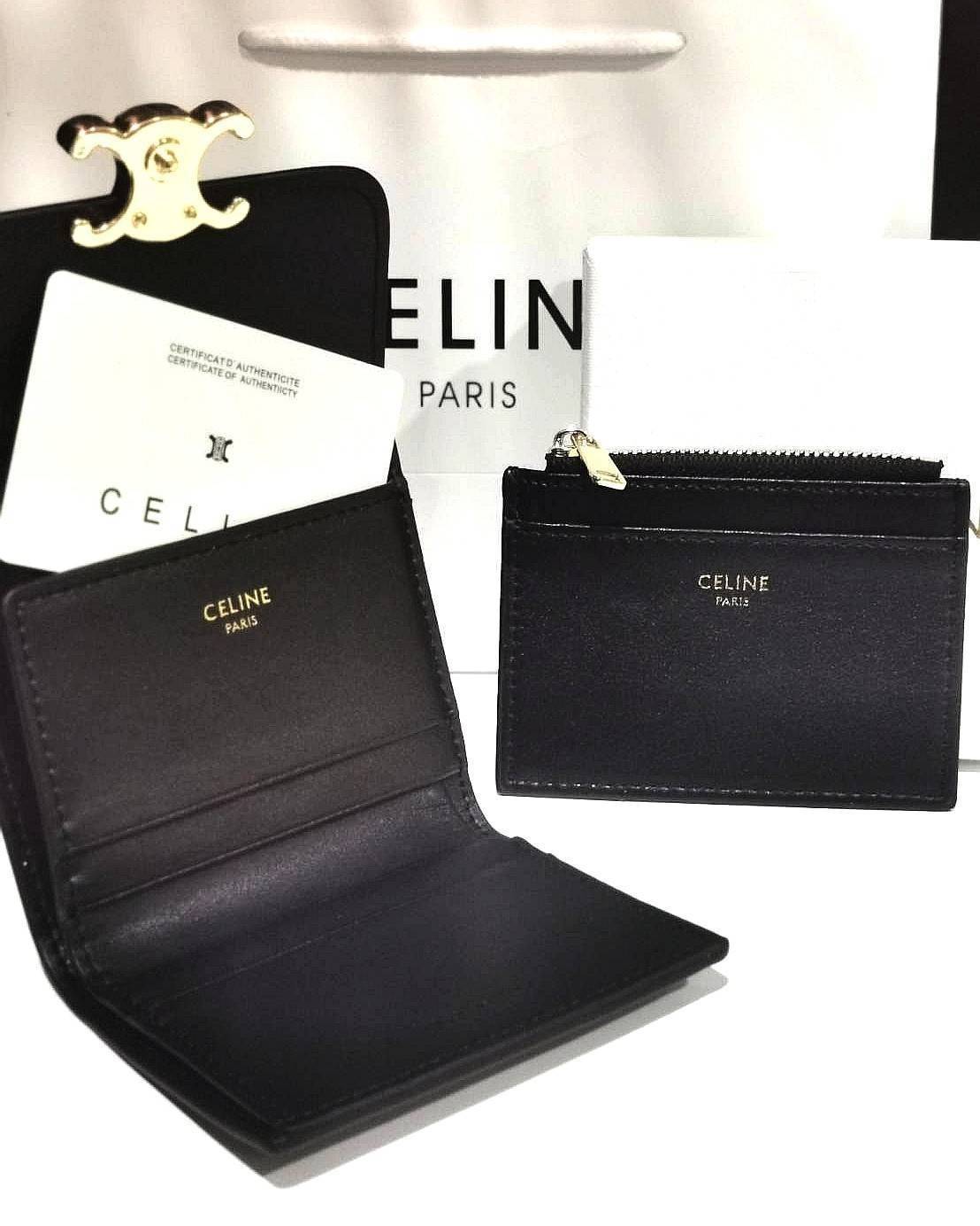 VIP 】CELINE SHORT WALLET VIP GIFT WITH PURCHASE GWP พรีเมี่ยมกิ๊ฟ Limited จาก CELINE HAUTE PARFUME DUTYFREE COUNTER วัสดุ Triomphe Canvas รุ่นใหม่เปิดปิดฝาพับกระดุม ภายในมีช่องแบ่งหลายช่อง ช่องใส่บัตรหลายช่อง ช่องใส่ธนบัตรใส่แบงก์พันได้เหมือนกระเป๋าสตางค์