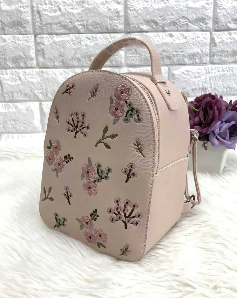 Bershka backpack bag ✔️รุ่นหายากค่ะ กระเป๋าสะพายหลัง หนังซาฟเฟียโน่ ด้านหน้าปักรูปดอกไม้ งานปักเน้นๆ สวยงามมากๆค่ะ เปิดปิดกระเป๋าแบบซิป ภายในโล่ง ใส่ของได้จุนะค่ะ สายสะพายด้านหลังเลื่อนปรับฟรีไซด์ค่ะ รุ่นนี้ขนาดกำลังดี น้ำหนักเบา ใบจริงน่ารักน่าใช้