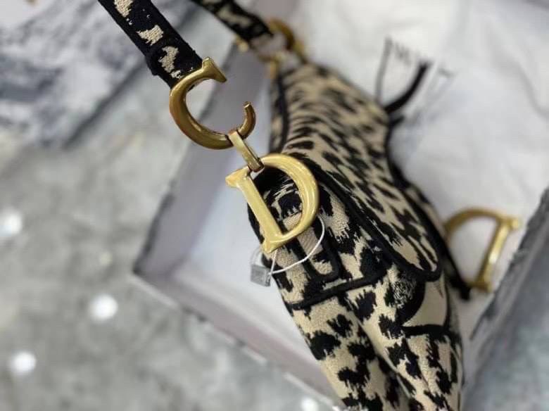 หนังแท้ DIOR SADDLE BAG Oblique Embroidery รุ่นใหม่ทอลายเสือ กระเป๋ารุ่นยอดนิยมตามแบบฉบับแบรนด์ งานทอลายคมชัด ใช้งานได้ 2 แบบ สะพายยาว CROSSBODY และสายสั้นถือได้เก๋ๆ ลุคนี้คูลสุดๆ เลยค่าา ภาพถ่ายจากสินค้าจริง! สวยมาก พร้อมส่งที่ไทยราคาสุดคุ้ม สาวๆ ห้ามพลา