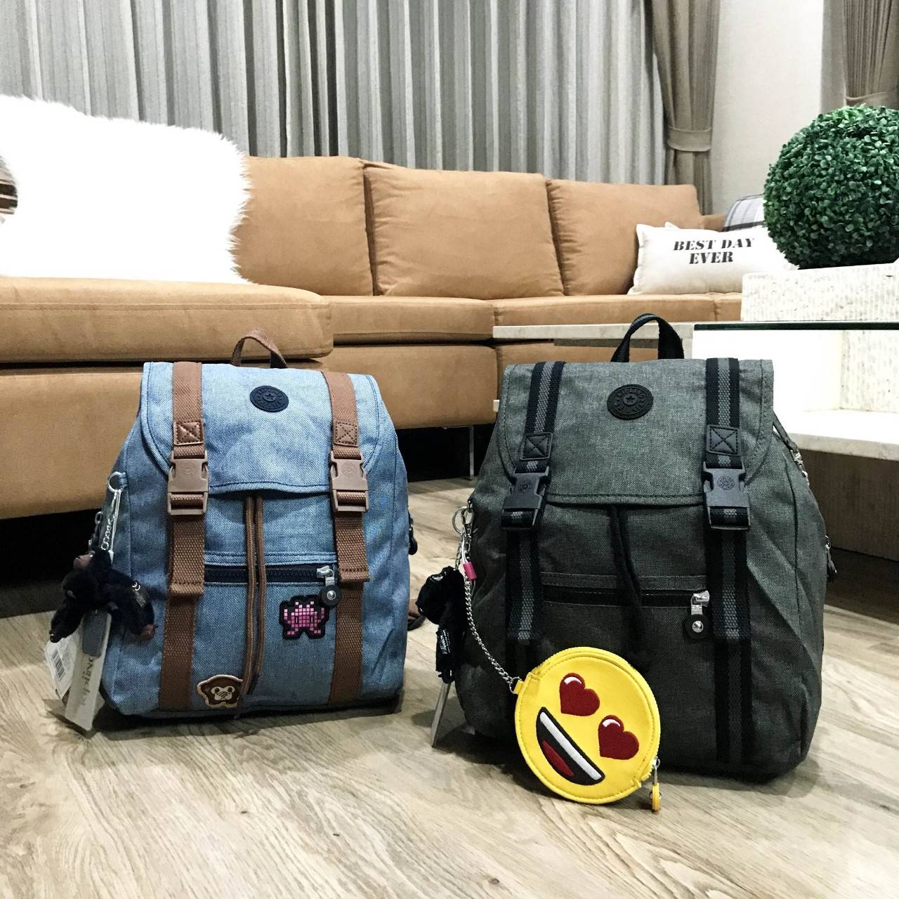 KIPLING EMOJI CITY BACKPACK New in! กระเป๋าเป้แบบฝาปิด Limited Edition คอลเลคชั่น EMOJI ชนช็อป วัสดุ Cotton+Polyester100% เปิดปิดด้วยฝาปิดแถบเข็มขัดและหูรูดด้านใน แต่ง EMOJI น่ารักสุดๆ พวงกุญเเจลิงน้อยถอดเเยกใช้ได้ มีช่องซิปด้านหน้า หัวซิปเเบรนด์ ภายในกว้