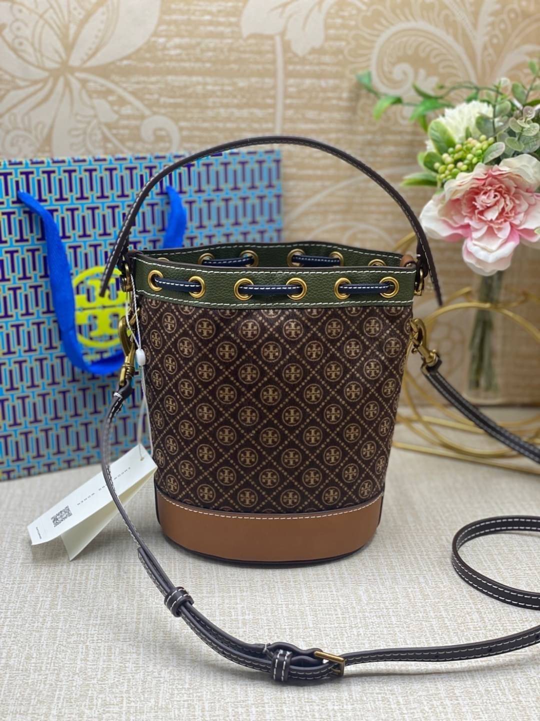 Tory Burch T Monogram Calf Hair Mini Bucket Bag กระเป๋าทรงถังผลิตขึ้นอย่างพิถีพิถันด้วยขนลูกวัวพิมพ์ลาย ตัดแต่งหนังอย่างดี