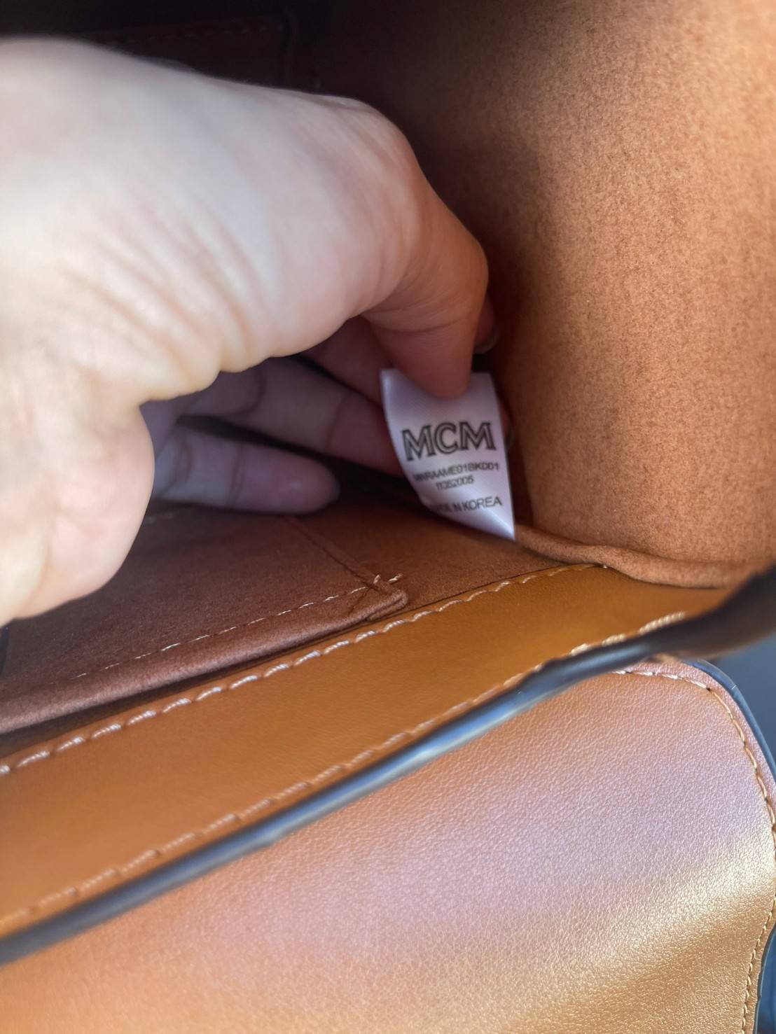 M.C.M Tracy Satchel in Visetos กระเป๋าทรงนักเรียน Tracy ขนาดเล็กผสานความประณีตที่อ่อนนุ่มของหนังดิบ (Vachetta) เข้ากับสัญลักษณ์อันเป็นมรดกของผ้าใบเคลือบผิวลาย Visetos ปิดด้วยตัวล็อคลอเรลนับเป็นความหรูหราที่มาพร้อมพื้นที่เก็บของจำเป็นอย่างกว้างขวาง