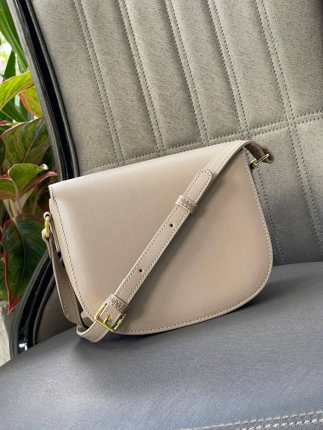 VIP 🥂 CELINE TEEN BESACE TRIOMPHE IN SHINY กระเป๋าสะพายคาดลำตัวรุ่นนี้นับว่าเป็นกระเป๋าอีกหนึ่งรุ่นในซีรีส์ Triomphe ที่ได้รับความนิยมอย่างมาก ด้วยรูปร่างทรงโค้งมนมีความคลาสสิกตามแบบฉบับของ Celine เพิ่มความหรูหราและโดดเด่นด้วยการตกแต่งด้วยโลโก้โลห