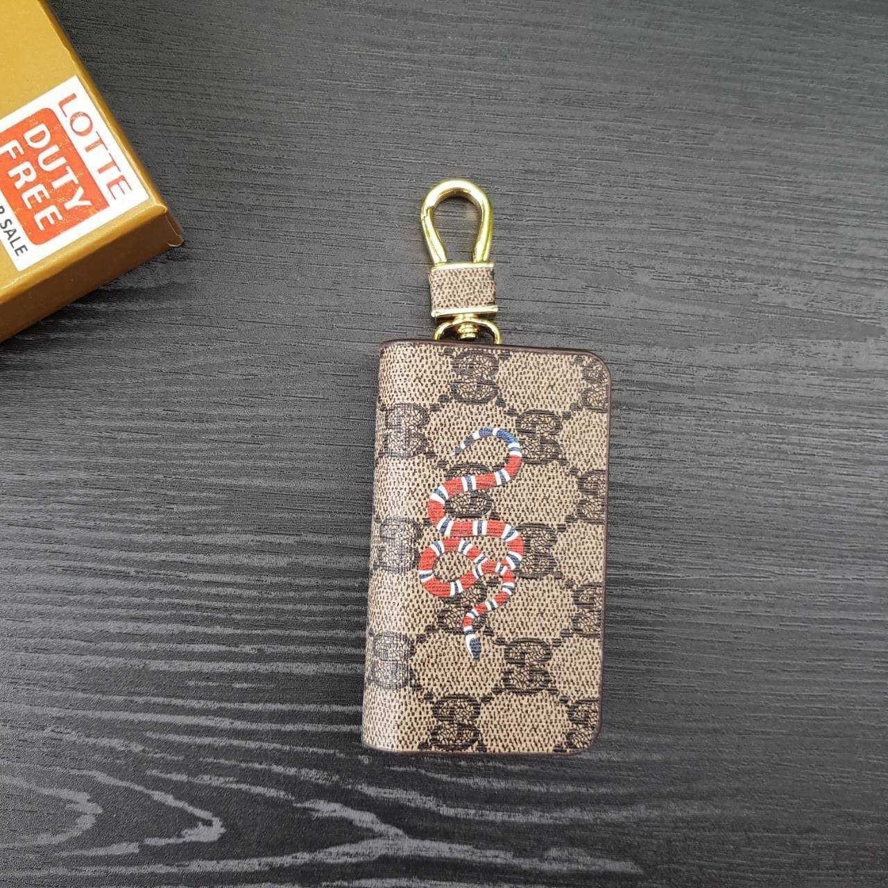 GUCCI Keychain กระเป๋าพวงกุญแจสุดหรูหรา ที่จะทำให้การหากุญแจรถยนต์ของคุณเป็นเรื่องง่าย ขนาดกระทัดรัด หยิบจับง่าย