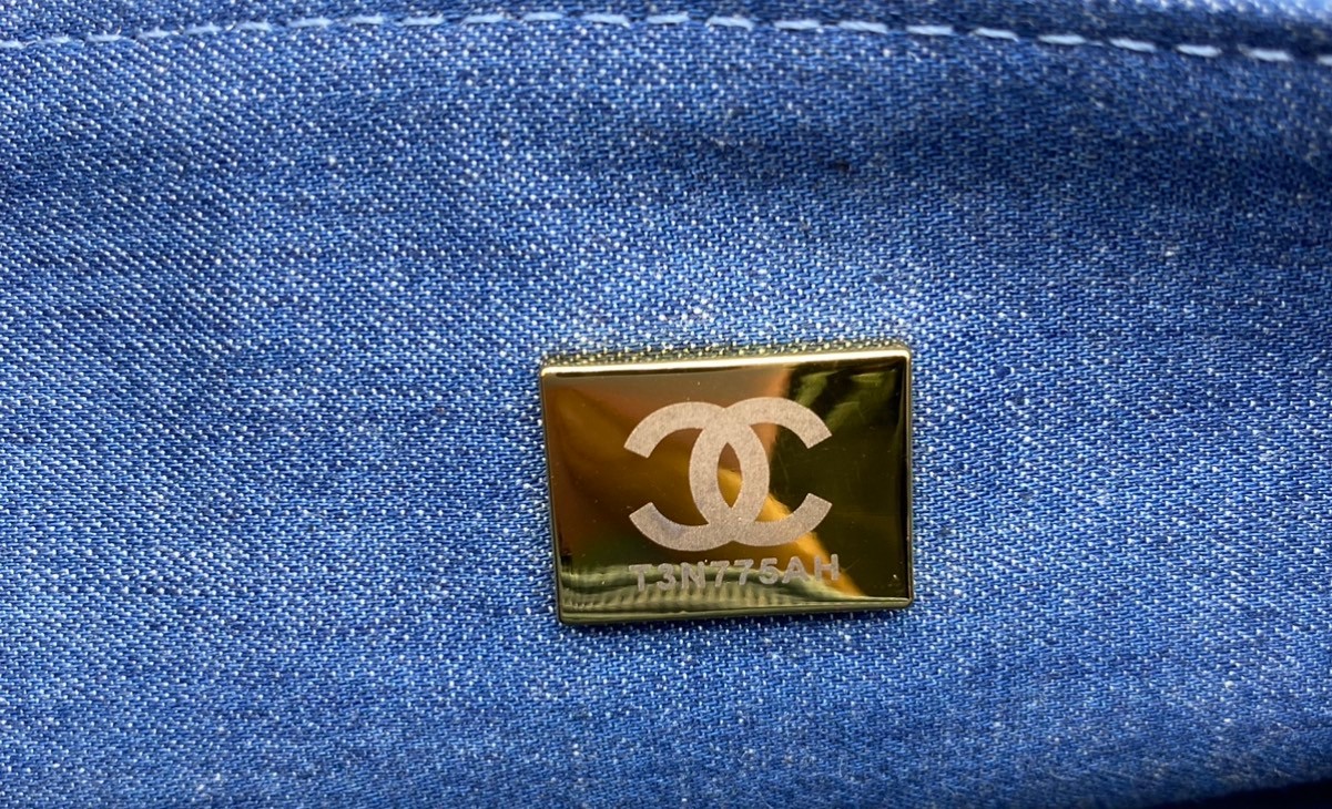 CHANEL Mini Flap Bag Denim Pearl Gold Hardware 18cm พร้อมส่งที่ไทย วัสดุผ้าเดนิมสีน้ำเงินแท้ พร้อมฮาร์ดแวร์โทนสีทองโบราณ และมีฝาปิดด้านหน้าปิดแบบเทิร์นล็อค CC ซิกเนเจอร์ของแบรนด์ ภาพสินค้าถ่ายจากงานขายจริง ใช้งานต่างประเทศได้